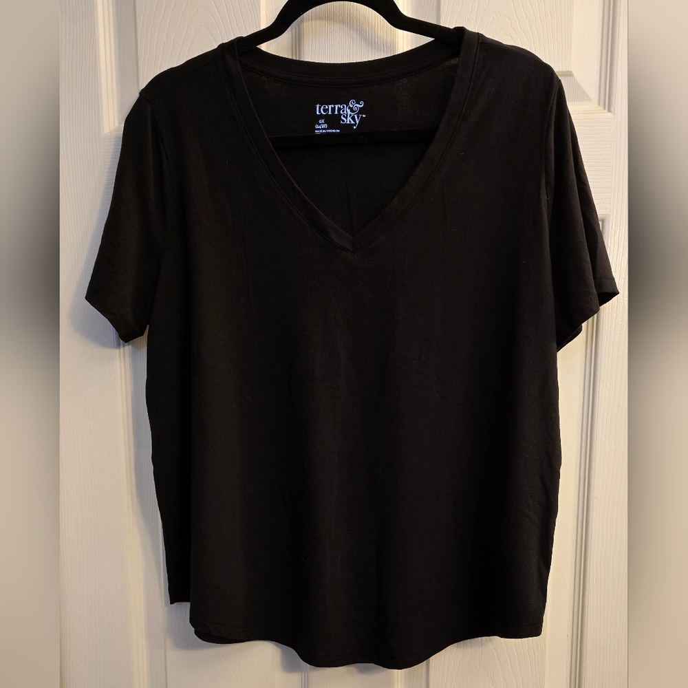 Terra & Sky Black V-Neck T-Shirt. Size 0X/24W